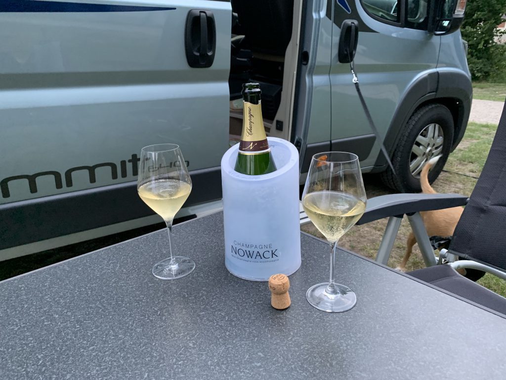 Champagner am Camper beim Wochenende in Champagner-Laune