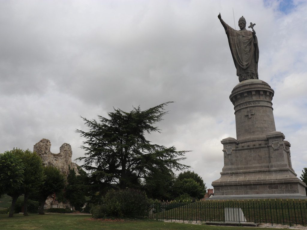 Wochenende in Champagner-Laune Statue Papst Urban II