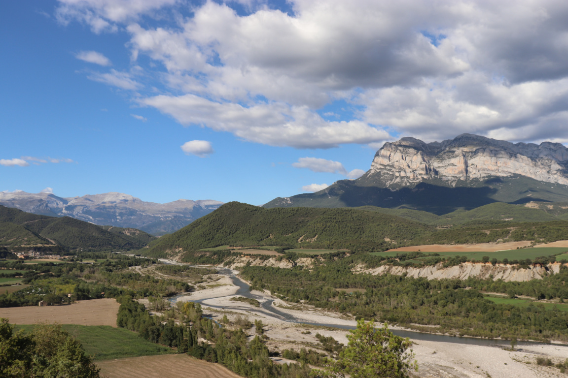 Aínsa – dramatische Landschaft und mittelalterliches Stadtbild