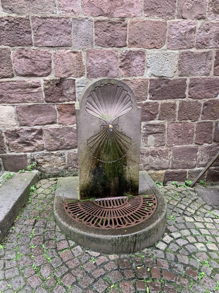 Tor zu den Pyrenäen Jakobsbrunnen